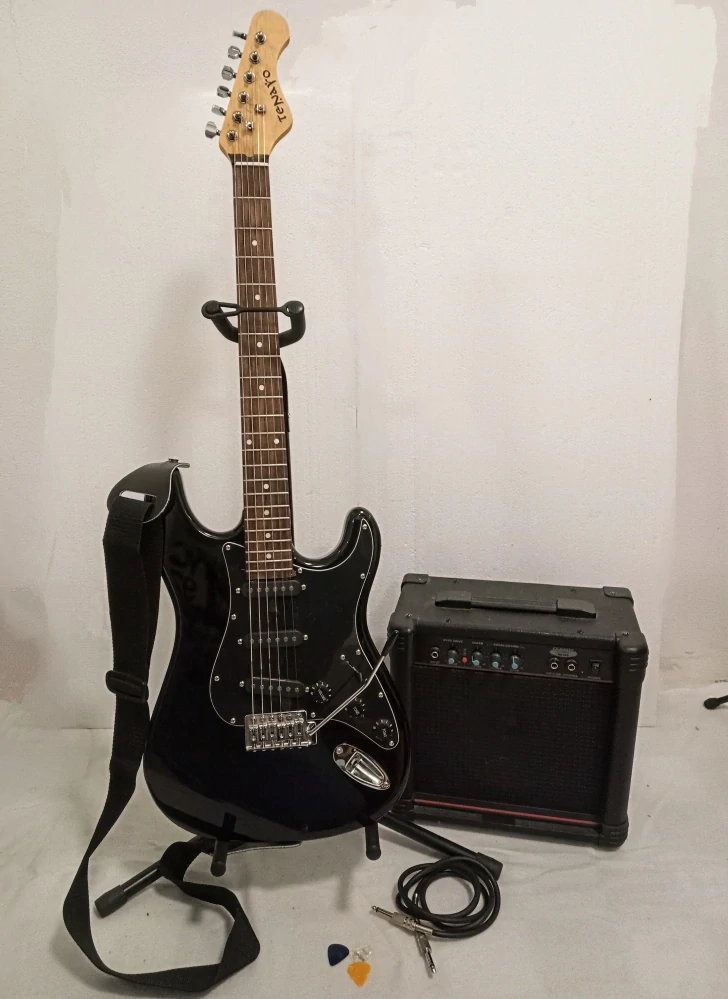 Kytara typu Strat s kombem 15w
