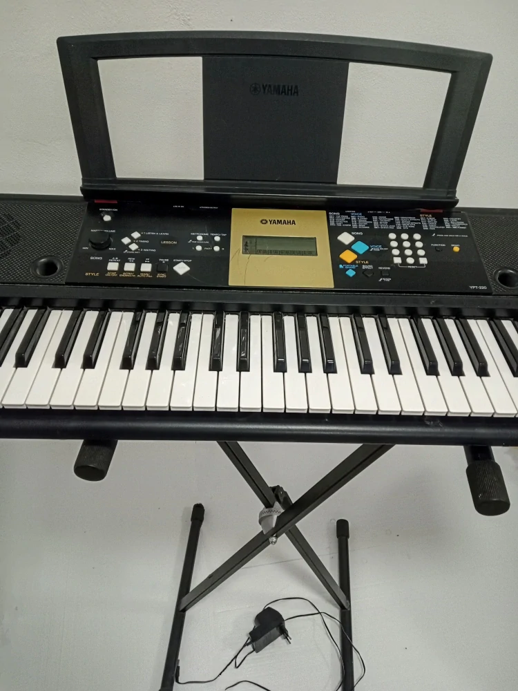 Keyboard Yamaha YPT 220