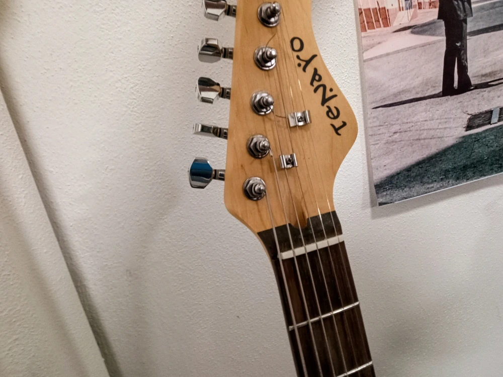Kytara typu Strat s kombem 15w